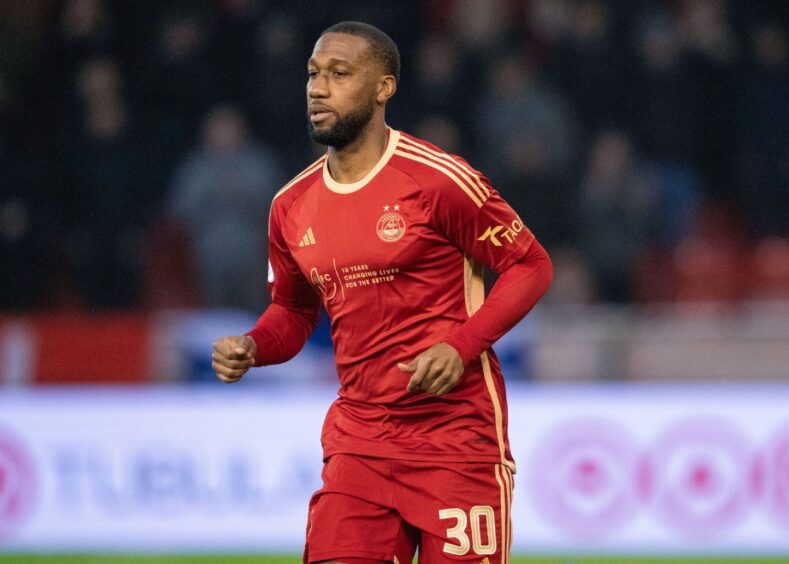 Aberdeen's Junior Hoilett makes his debut during the 2-2 draw with Hibs. Image: SNS