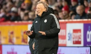 Aberdeen Interim manager Neil Warnock during the 2-2 draw with Hibs. Image: SNS.