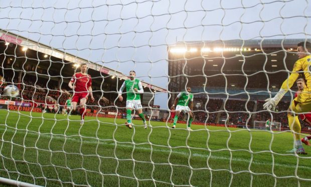 Hibernian's Emiliano Marcondes scores to make it 2-2 against Aberdeen. Image: SNS.