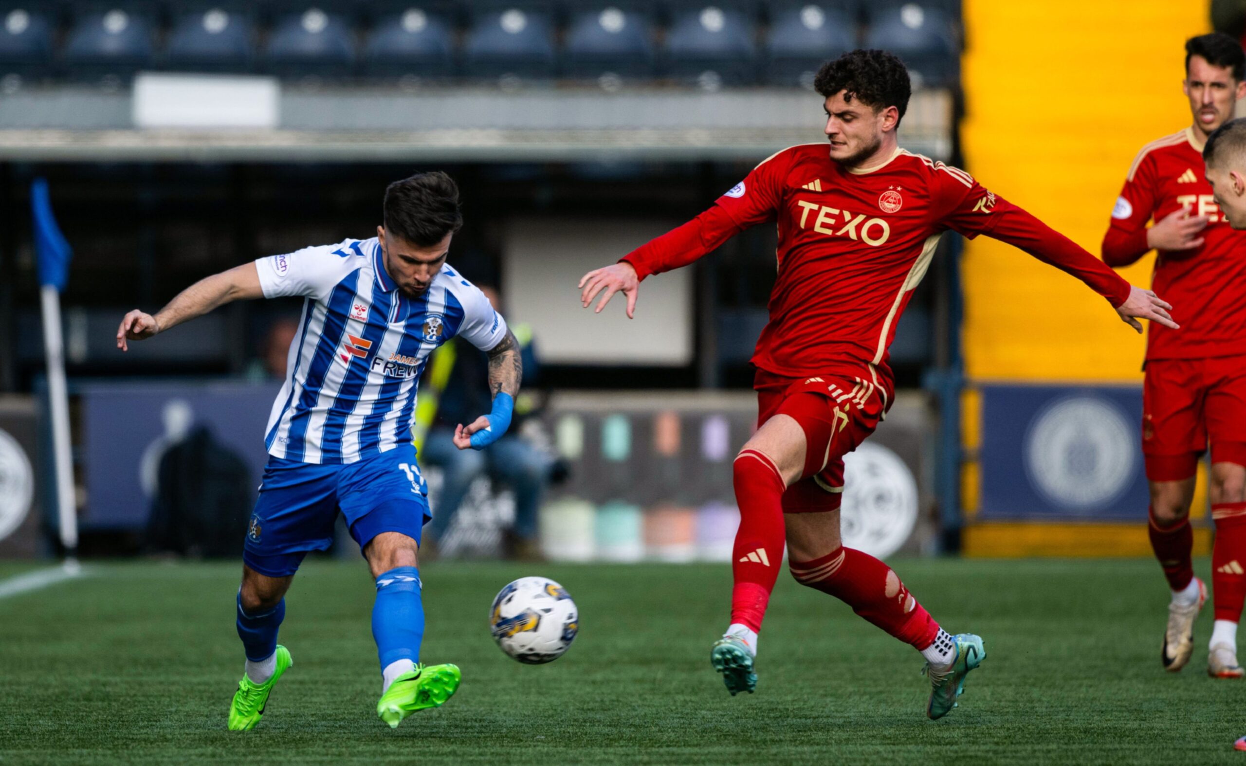 Aberdeen's Dante Polvara battle for possession at Rugby Park. Image: SNS 
