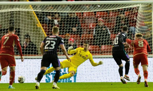 St Johnstone's Nicky Clark scores from the penalty spot to make it 1-0 against Aberdeen. Image: SNS.