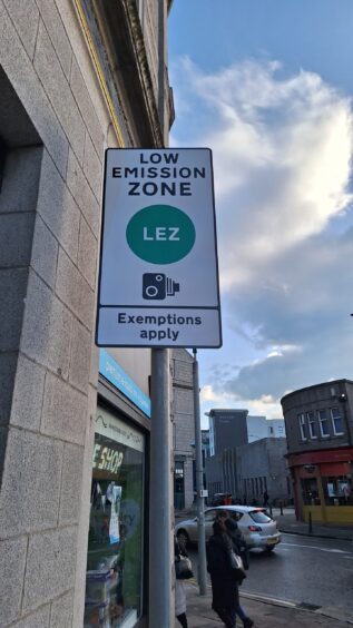 A low emission zone sign on the Union Grove/Holburn Street junction.