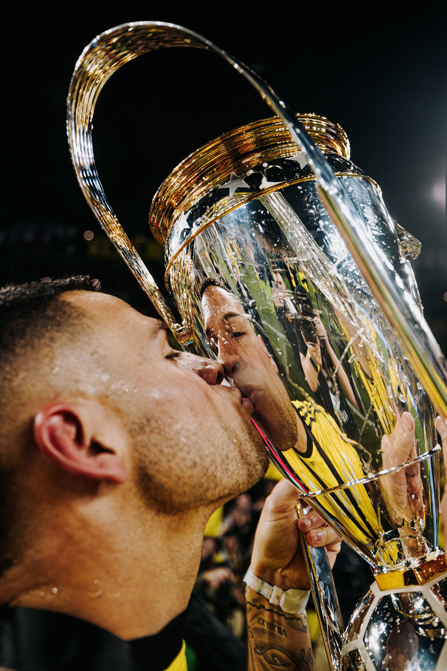 Christian Ramirez placing a kiss on the MLS Cup