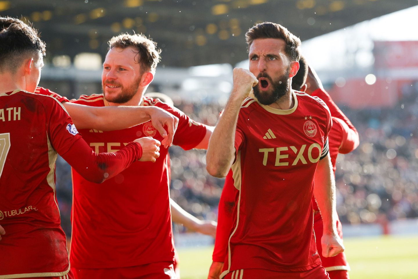 Aberdeen captain Greame Shinnie celebrates going 2-1 up against Ross County. Image: Shutterstock