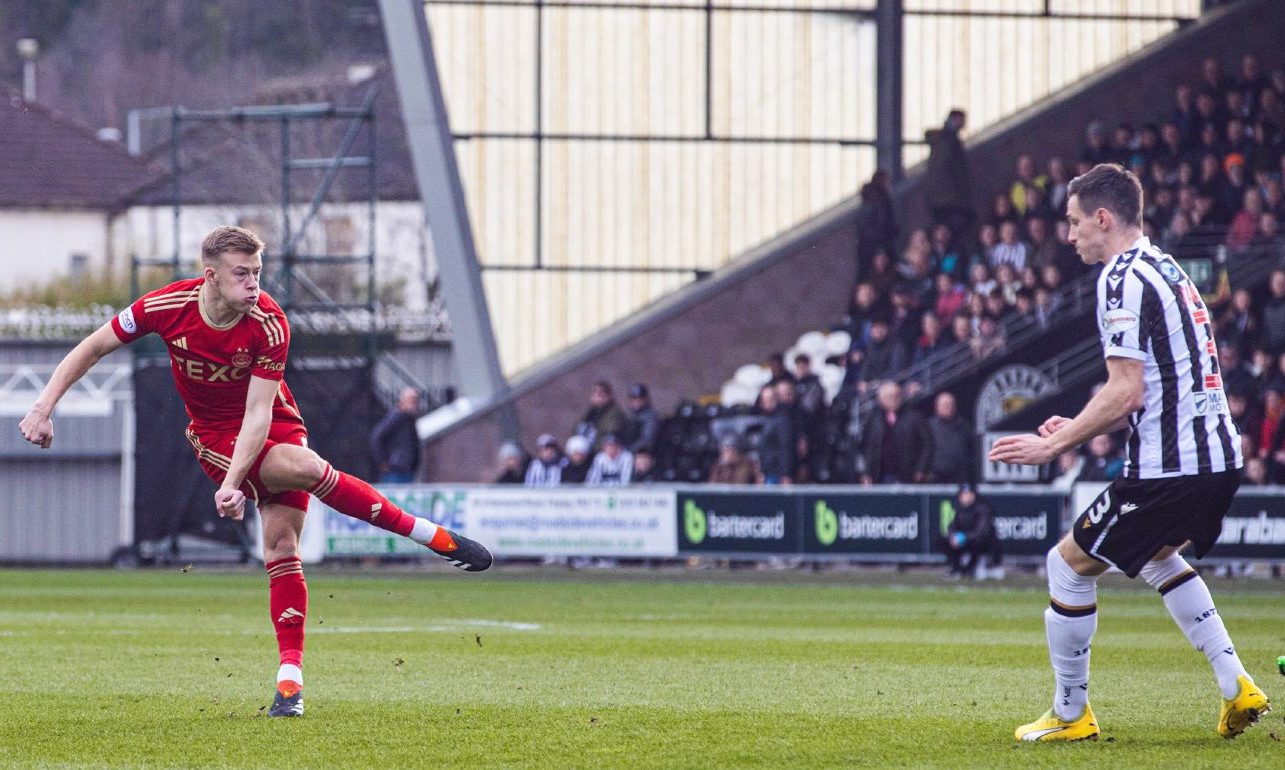 Aberdeen's Connor Barron scores a stunning long range strike to make it 1-0 against St Mirren in Paisley. Image: SNS