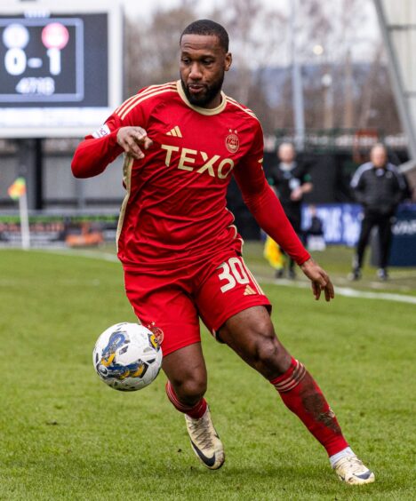 Aberdeen's Junior Hoilett in action during the 2-1 loss at St Mirren. Image: SNS