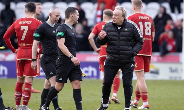 Aberdeen manager Neil Warnock speaks to referee Nick Walsh following the 2-1 defeat against St Mirren. Image: SNS.