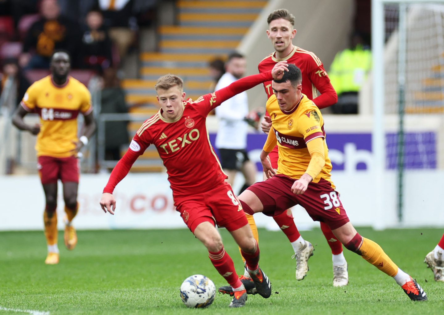 Aberdeen's Connor Barron and Motherwell's Lennon Miller in action. Image: SNS
