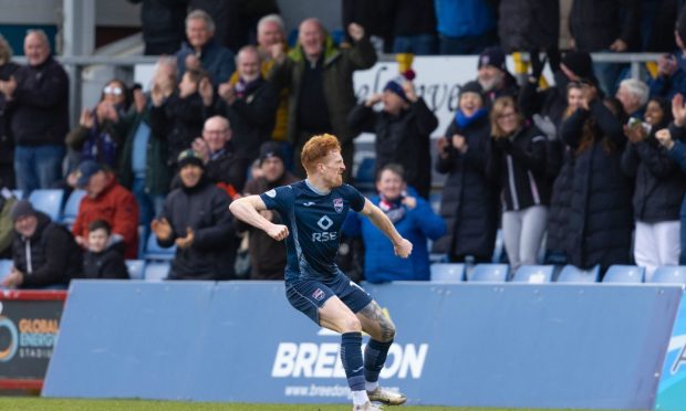 Ross County's Simon Murray celebrates after making it 2-0 against Hearts. Image: SNS.