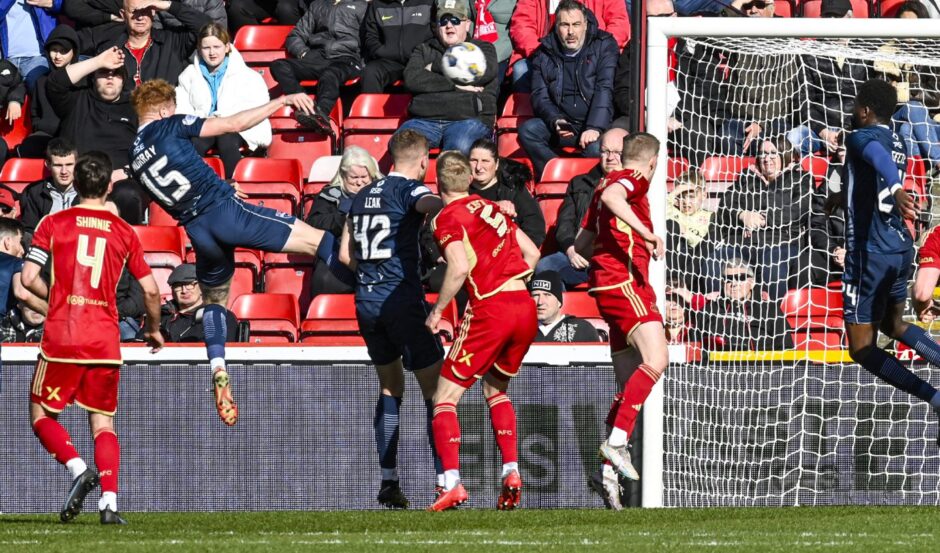 Ross County's Simon Murray scores to make it 1-1 against Aberdeen at Pittodrie. Image: SNS