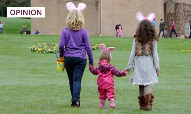Bairns oot hunting eggs for Easter