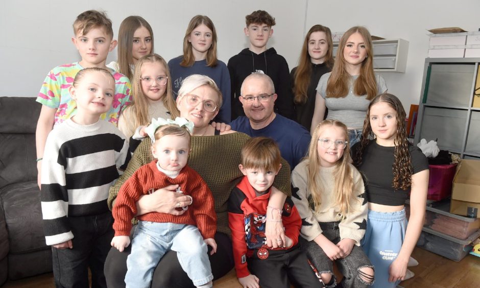 Zoe Sullivan with husband Ben and their 12 (twelve) children. Image: Sandy McCook/DC Thomson