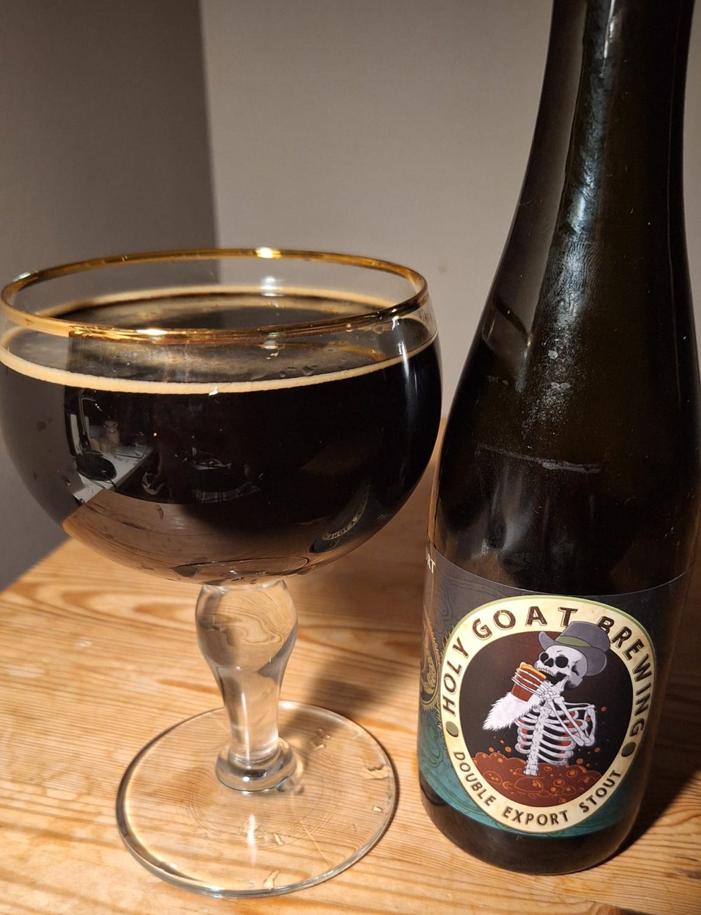1867 Double Export Stout poured into a glass. 