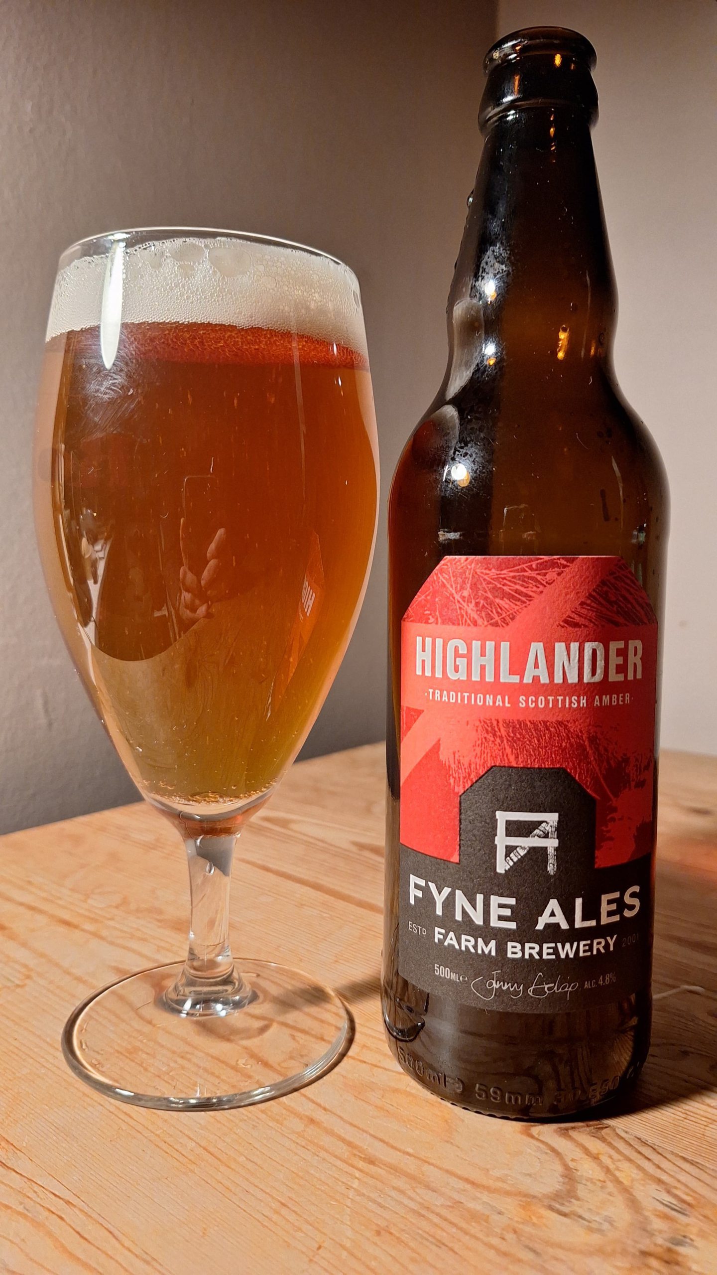 The Highlander amber ale poured out into a glass. 