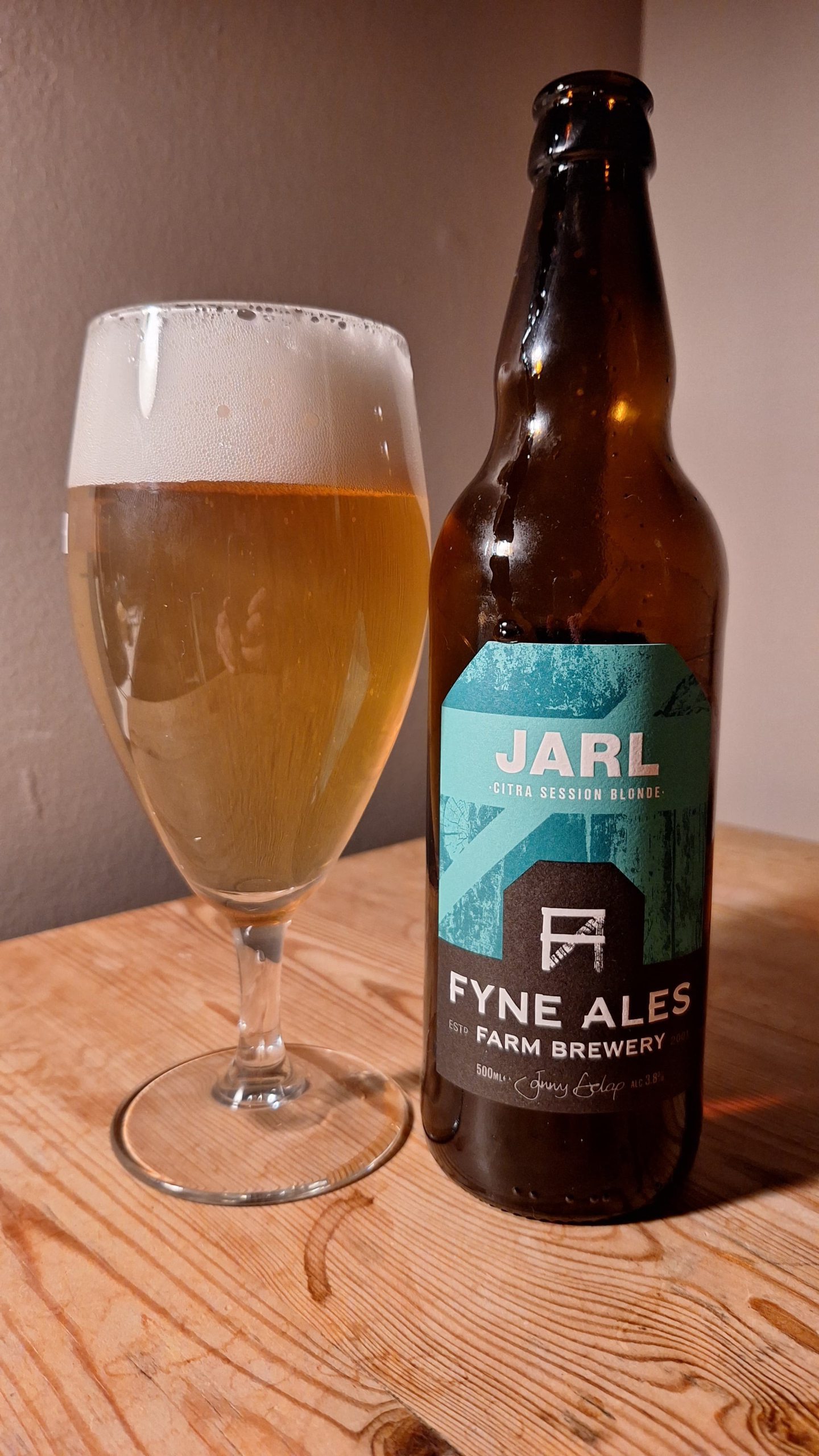 A bottle of Jarl from Dyne Ales poured out into a glass. 