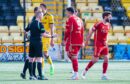 Aberdeen players look dejected as the referee rules Bojan Miovski's goal at Livingston offside. Image: SNS.