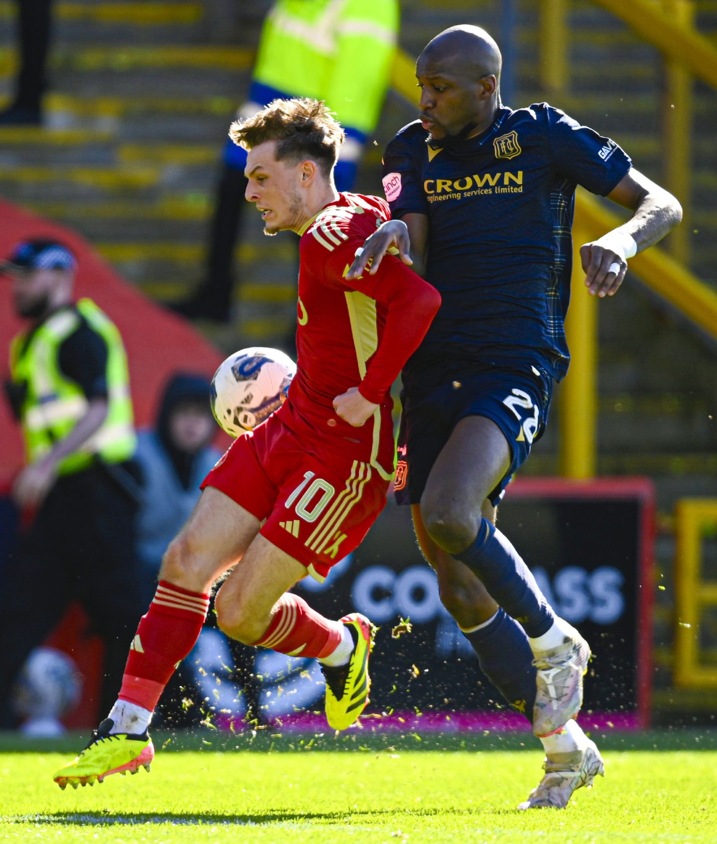  Aberdeen's Leighton Clarkson (L) and Dundee's Mo Sylla in action during a 0-0 draw at Pittodrie. Image: SNS 