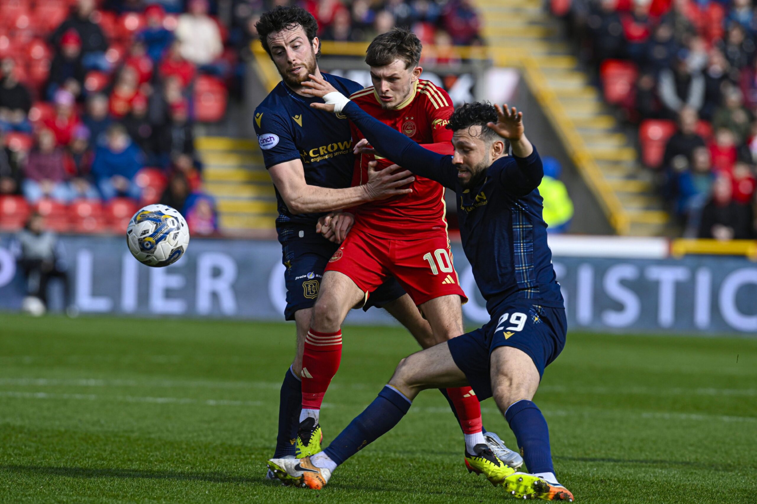  Dundee's Joe Shaughnessy (L) and Antonio Portales (R) and Aberdeen's Leighton Clarkson in action during a 0-0 draw at Pittodrie. Image: SNS 