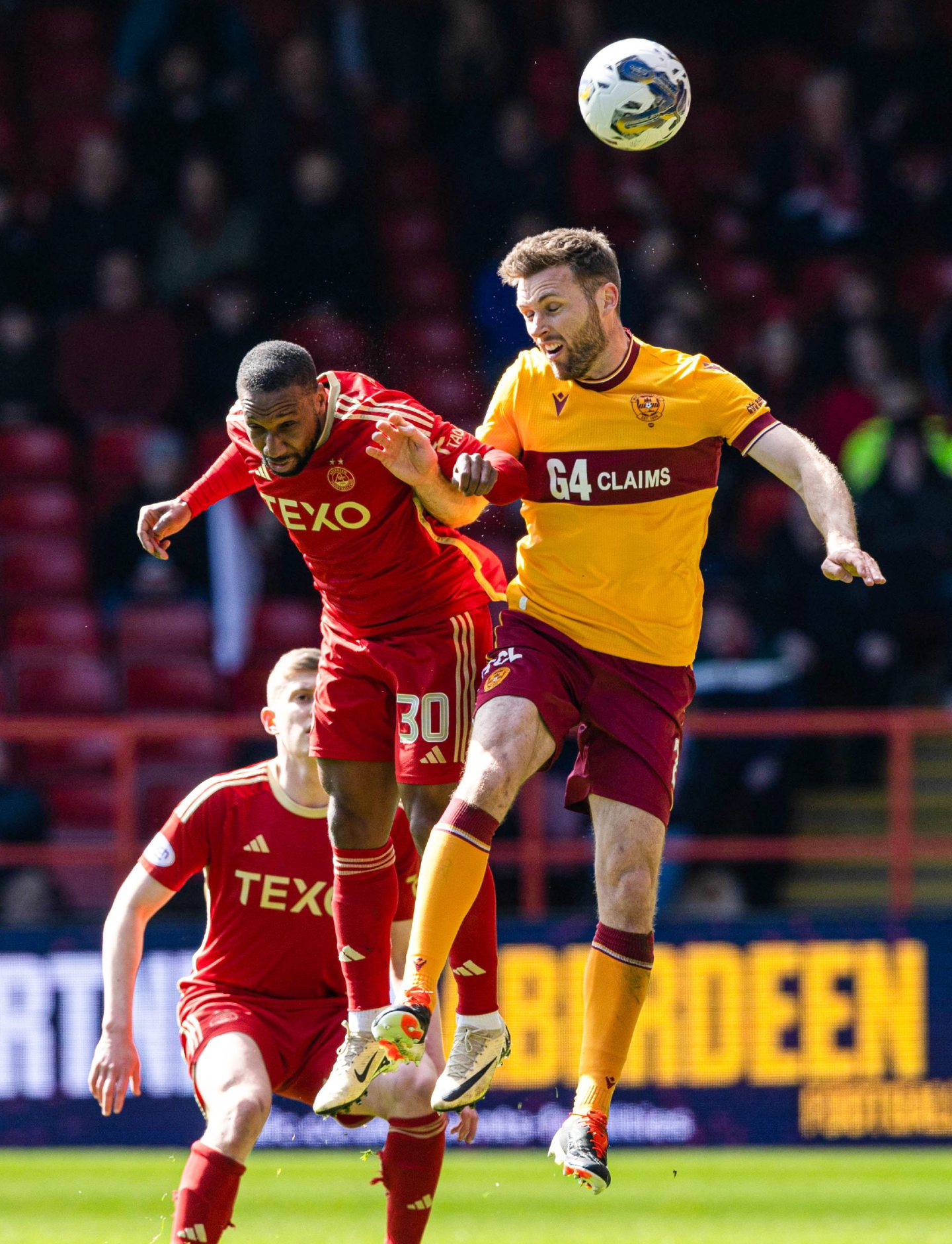 Aberdeen's Junior Hoilett and Motherwell's Stephen O'Donnell in action at Pittodrie. Image: SNS 