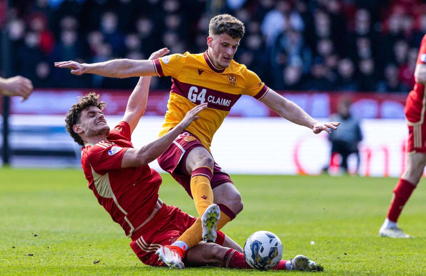  Motherwell's Jack Vale and Aberdeen's Dante Polvara in action. Image: SNS 
