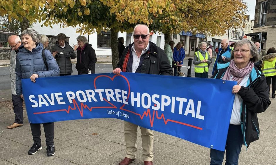 Campaigners want the A7E in Portree to be open 24 hours. Pictured is a campaign banner as it makde its way through Portree. 