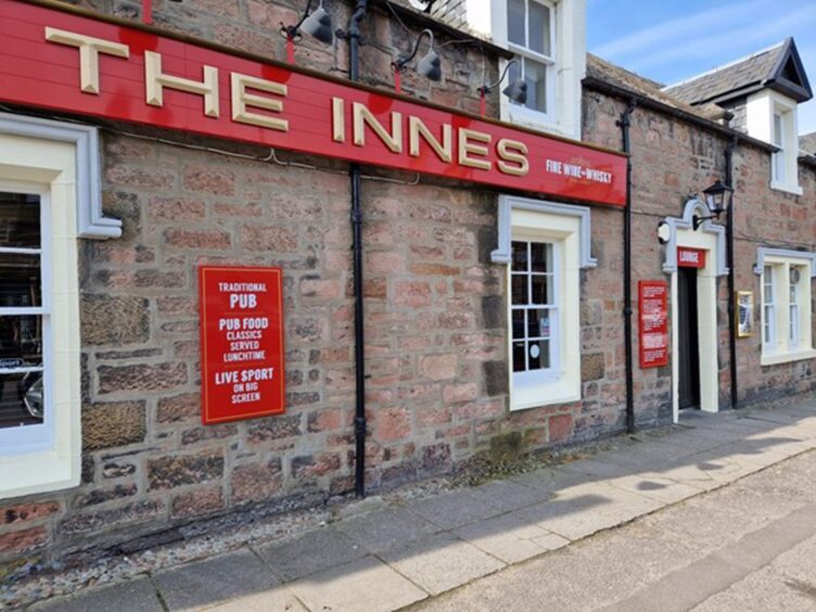 facade of Inness Bar, a place where to eat in Inverness