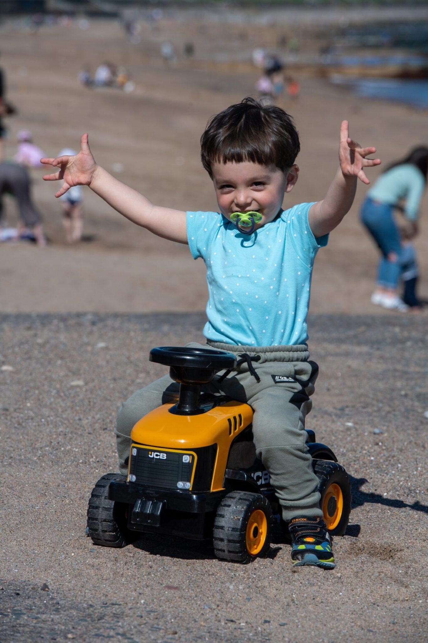 Gallery: Families Enjoy Aberdeen Beach As Temperatures Soar