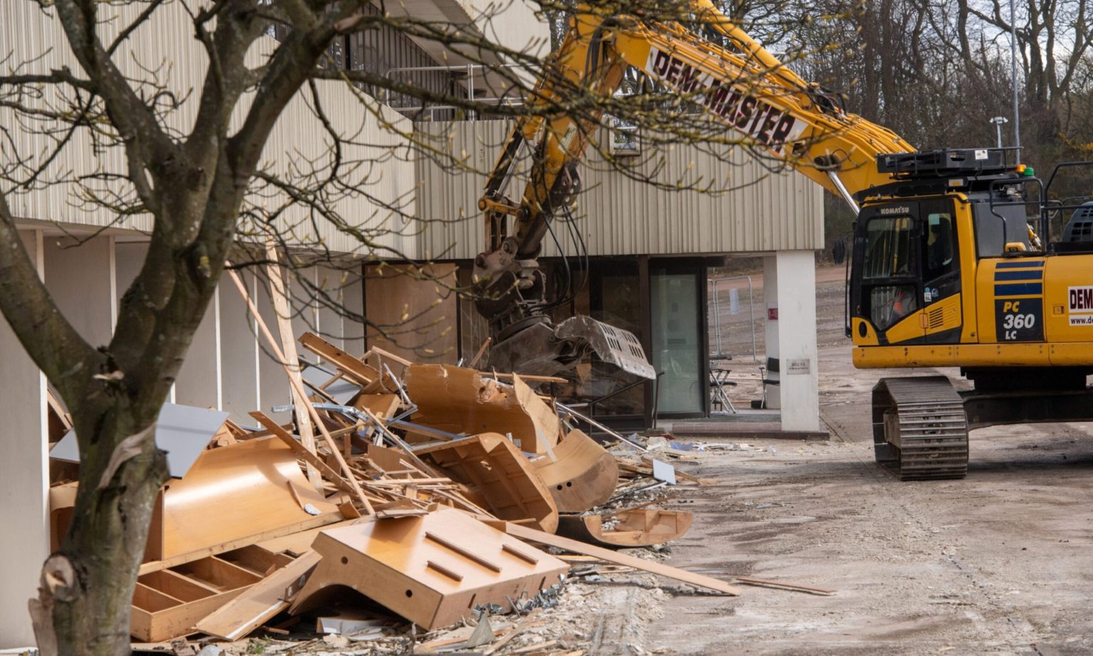Shell HQ demolition: Images show diggers tearing down landmark