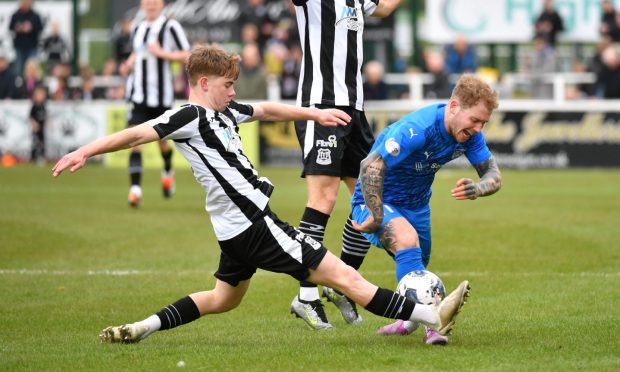 Conner Duthie has signed a one-year contract extension at Peterhead.