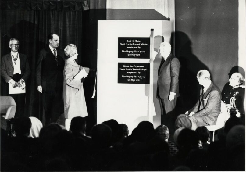 The Queen unveiling two commemorative plaques during her visit