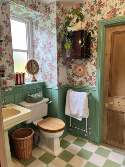 The bathroom in the banchory cottage with green and floral theme
