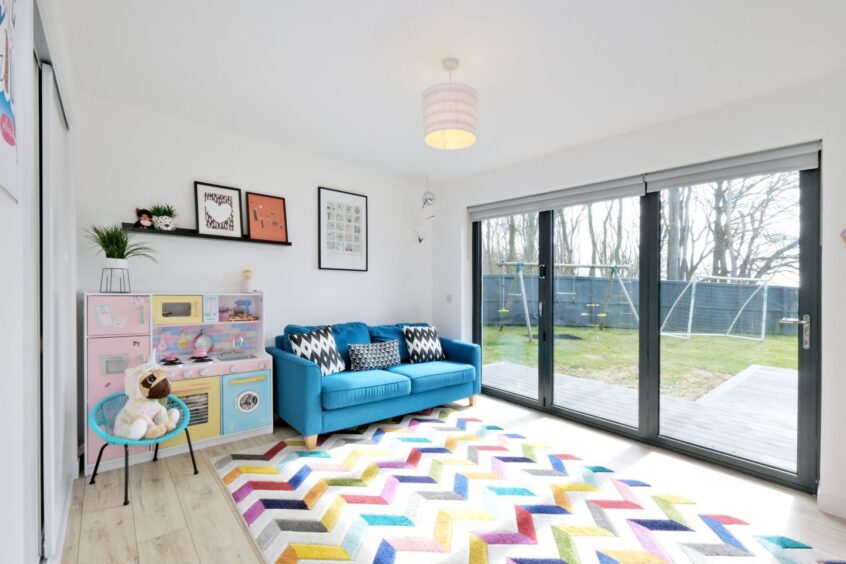 Stylish sitting area with access to the garden. 