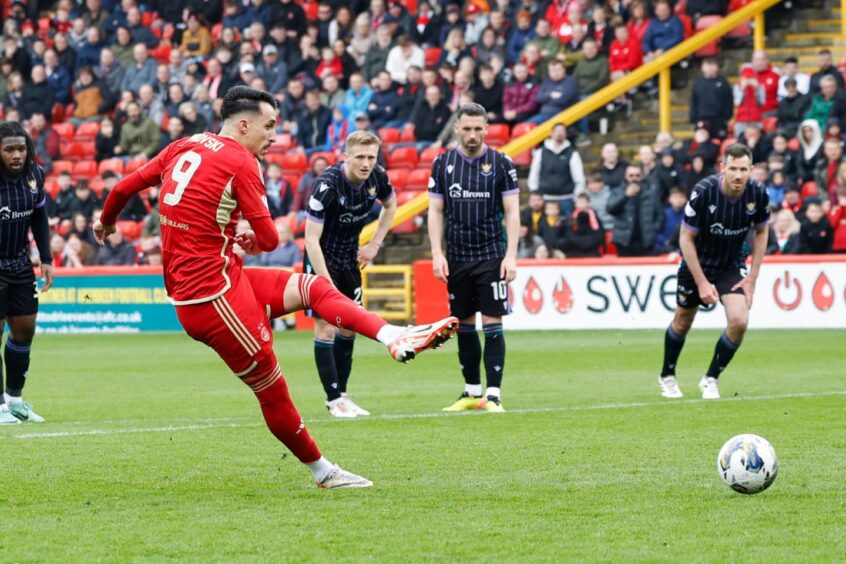 Bojan Miovski of Aberdeen scores a penalty kick against St Johnstone at Pittodrie. Image: Shutterstock.