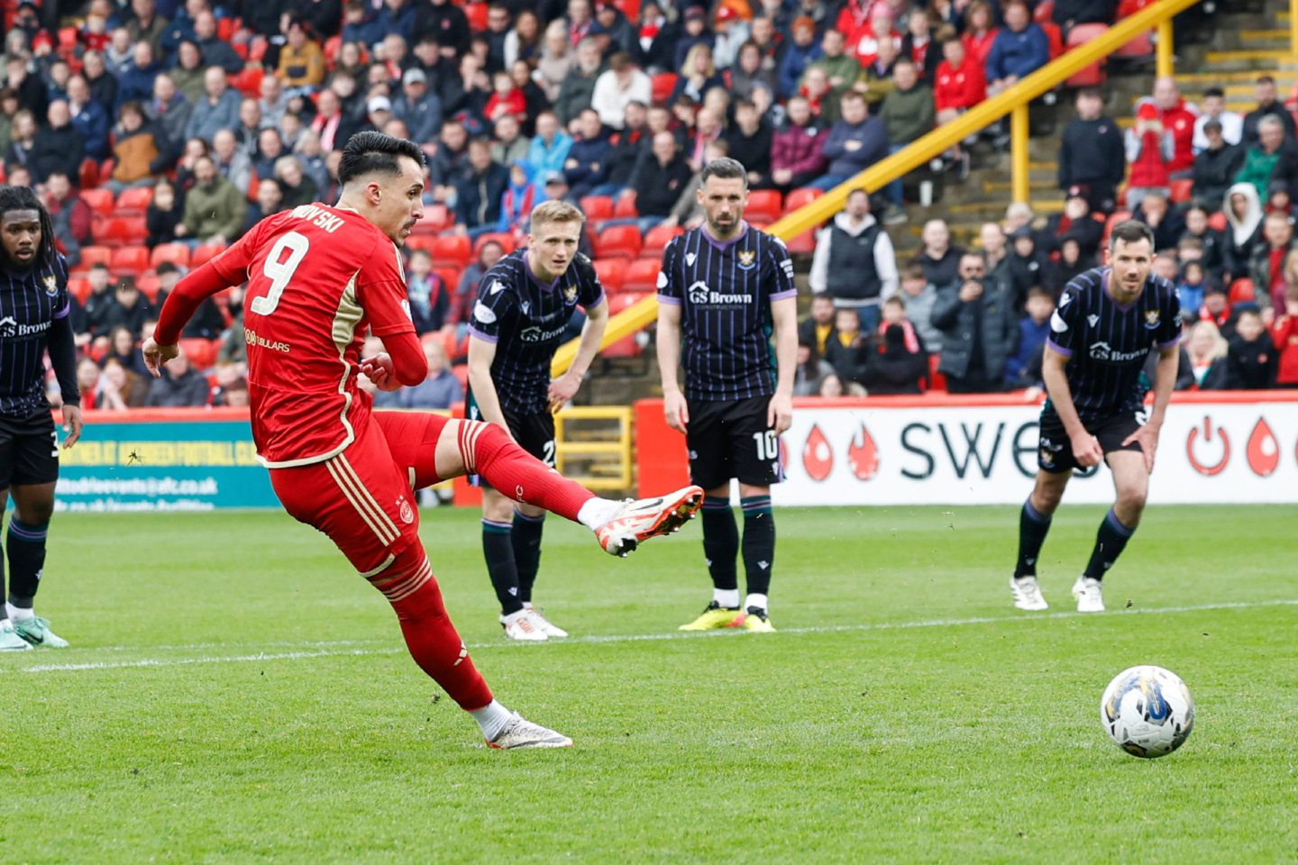 Bojan Miovski of Aberdeen scores a penalty kick against St Johnstone at Pittodrie. Image: Shutterstock