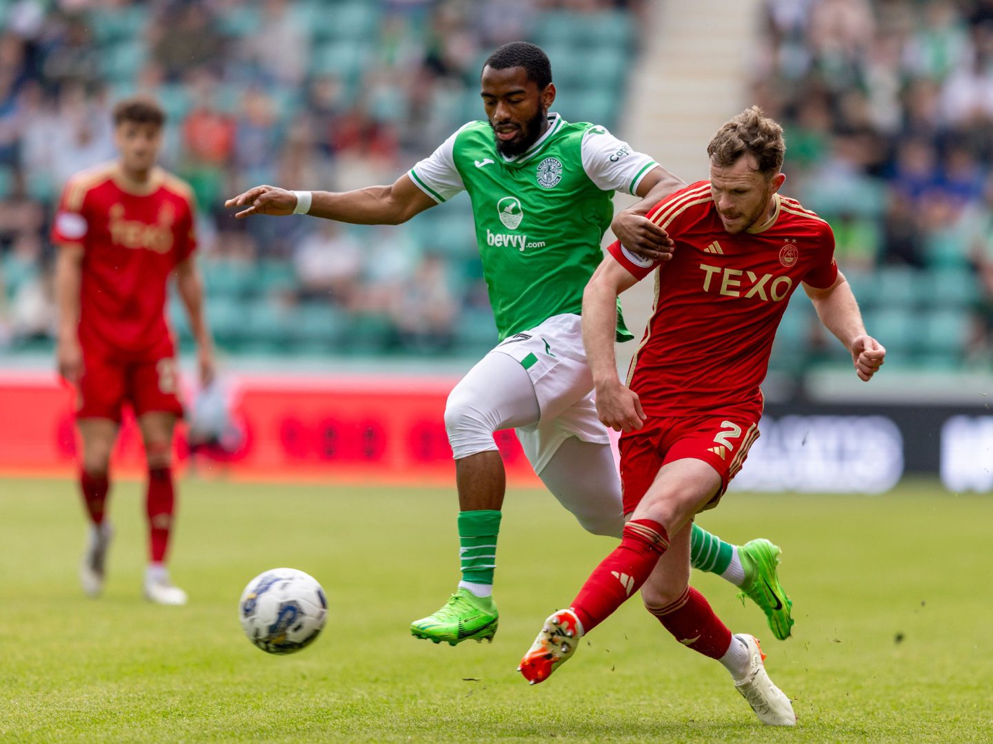 Myziane Maolida of Hibernian and Nicky Devlin of Aberdeen compete for possession in the Dons' 4-0 win at Easter Road. Image: Shutterstock 