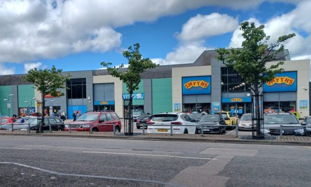 Carjacker threatened to shoot himself near Inverness toy store