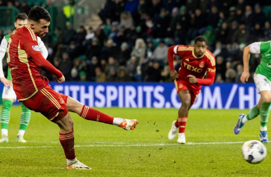 Aberdeen's Bojan Miovski misses from the penalty spot during a cinch Premiership match between Hibernian and Aberdeen at Easter Road on December 3, 2023. Image: SNS.