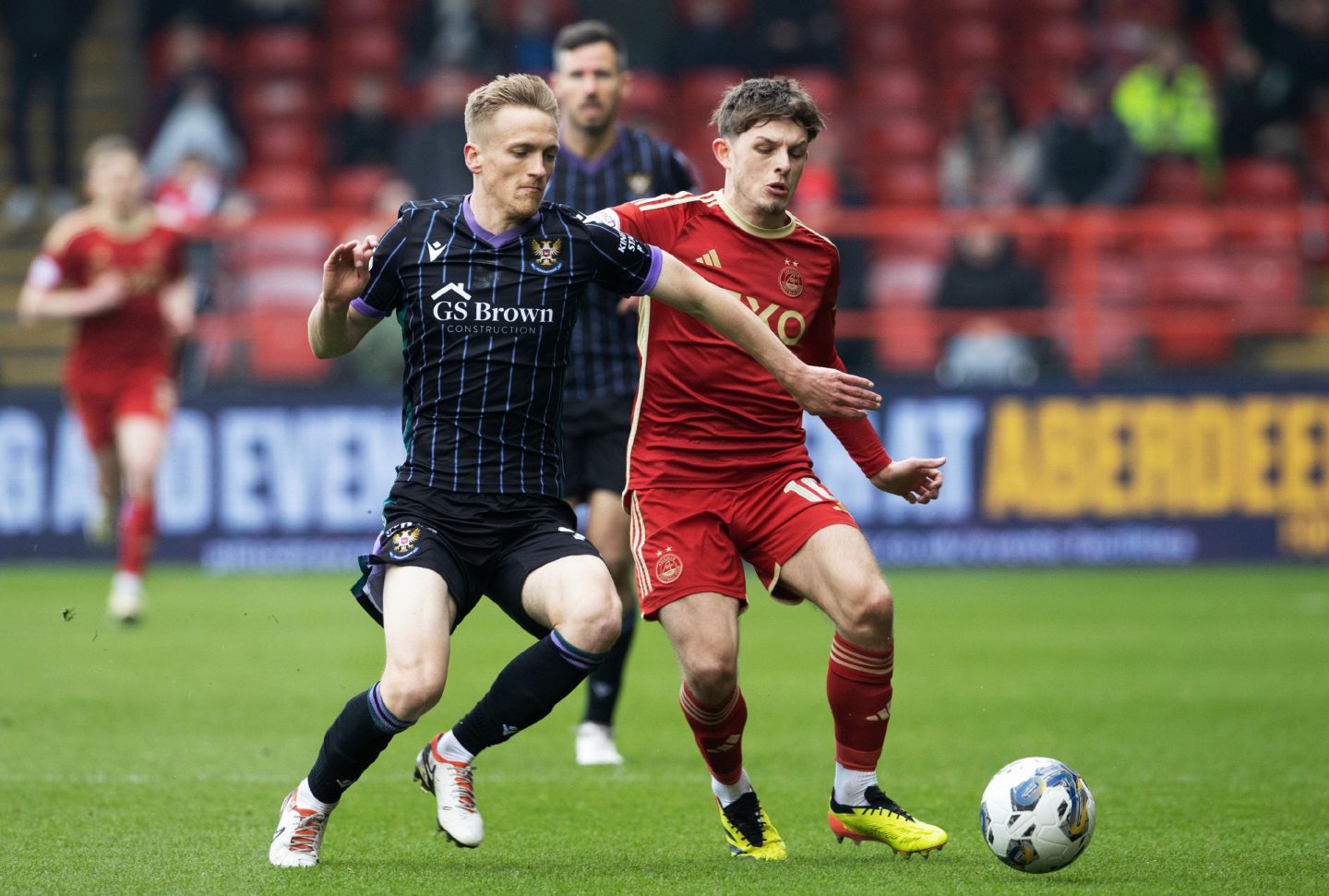 Aberdeen's Leighton Clarkson and St Johnstone's Matthew Smith in action at Pittodrie. Image: SNS 