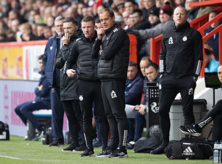 Aberdeen coach Scott Anderson, with Jonny Hayes behind him, during the 1-0 win over St Johnstone. Image: SNS.