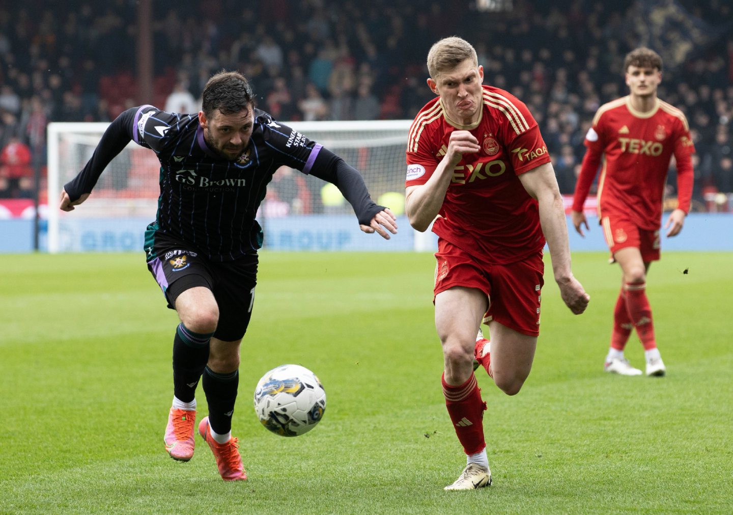 Aberdeen's Jack MacKenzie and St Johnstone's Drey Wright in action. Image: SNS 