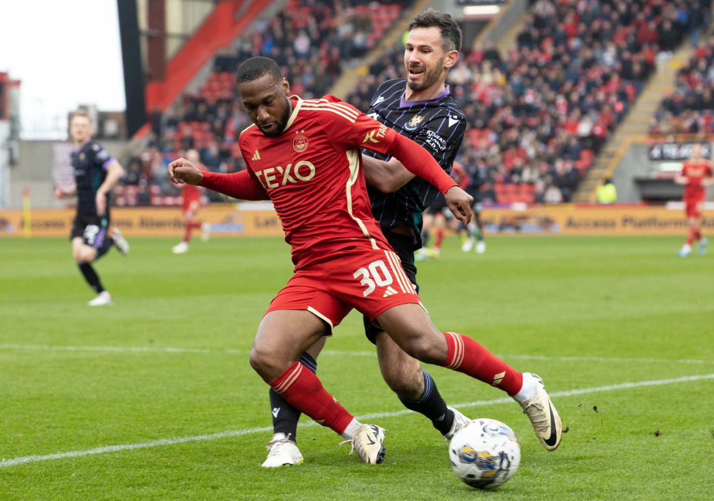 St Johnstone's Ryan MGowan and Aberdeen's Junior Hoilett in action. Image: SNS