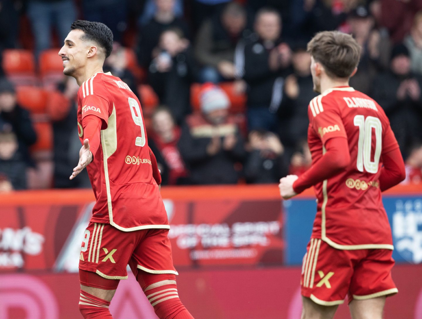 Aberdeen's Bojan Miovski celebrates scoring, making it 1-0 against St Johnstone. Image: SNS