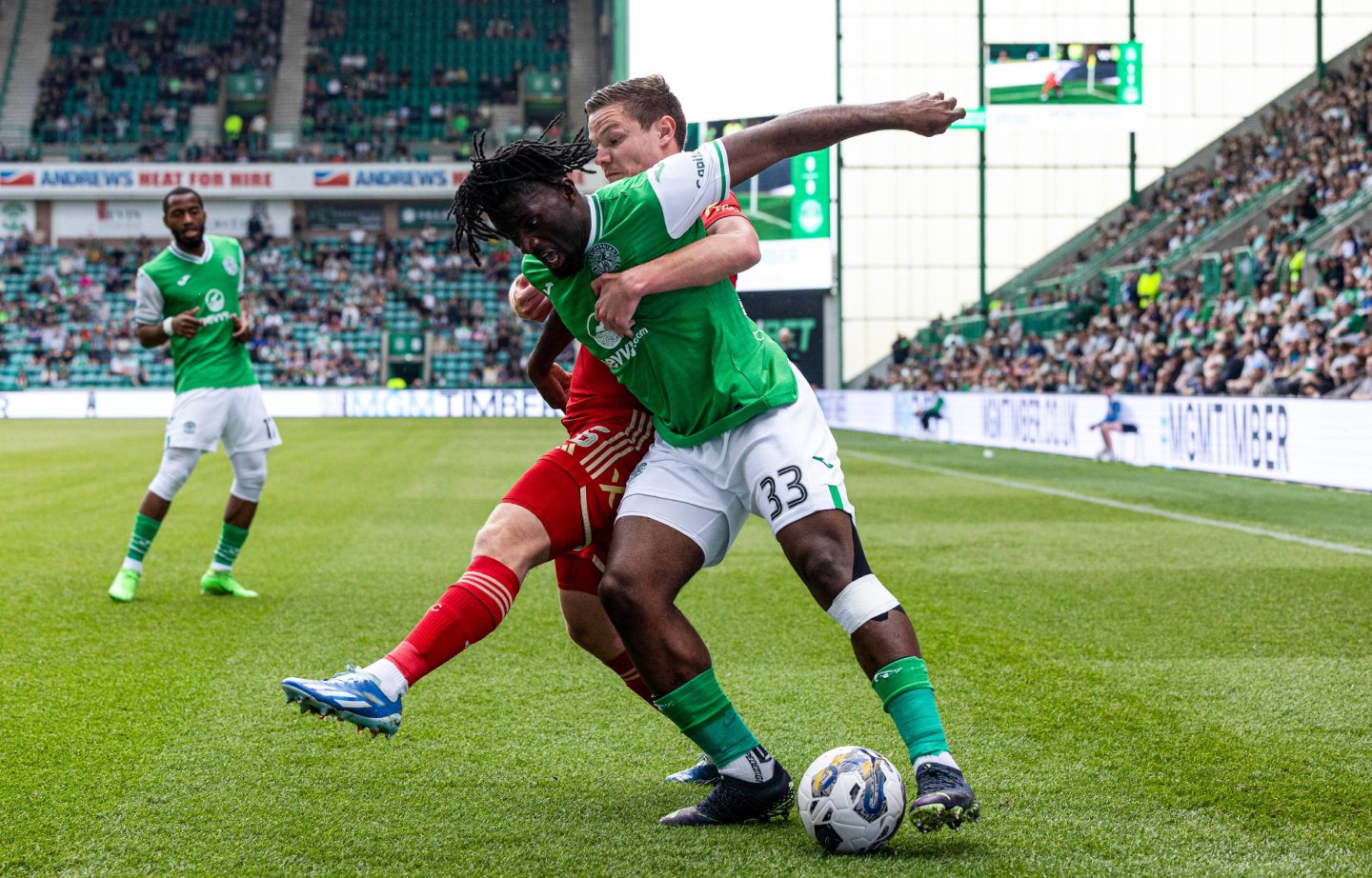 Hibernian's Rocky Bushiri and Aberdeen's Stefan Gartenmann in action. Image: SNS 