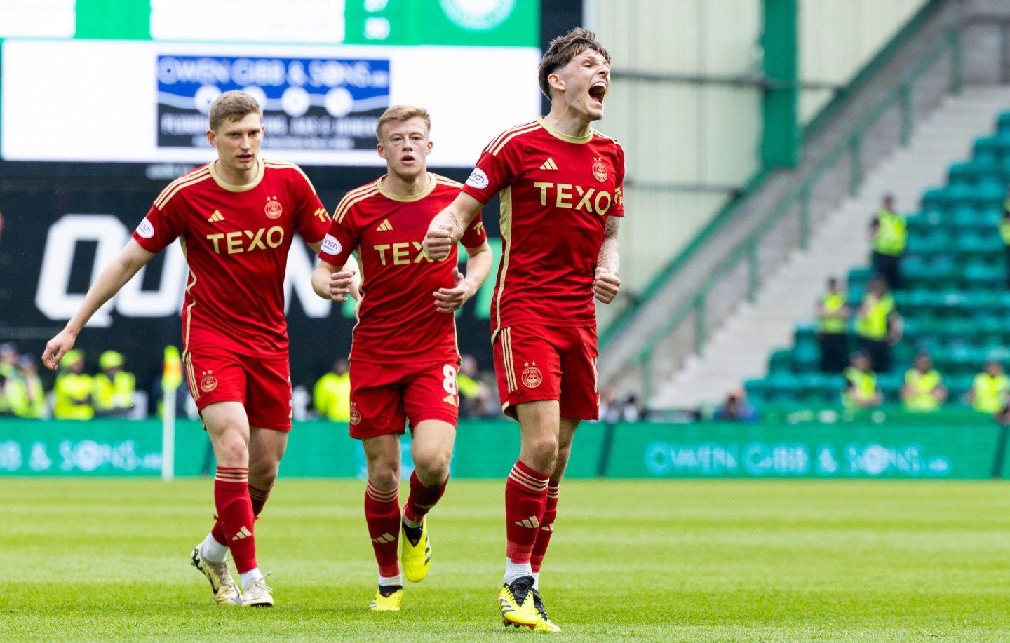 Aberdeen's Leighton Clarkson celebrates as he scores to make it 1-0 against Hibs at Easter Road. Image: SNS