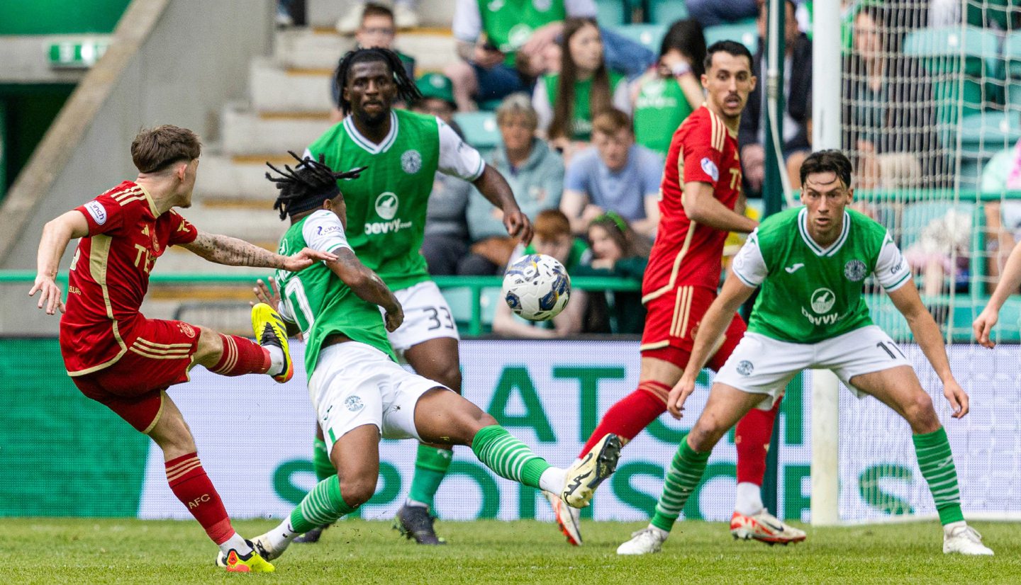 Aberdeen's Leighton Clarkson scores to make it 1-0 against Hibs at Easter Road. Image: SNS 