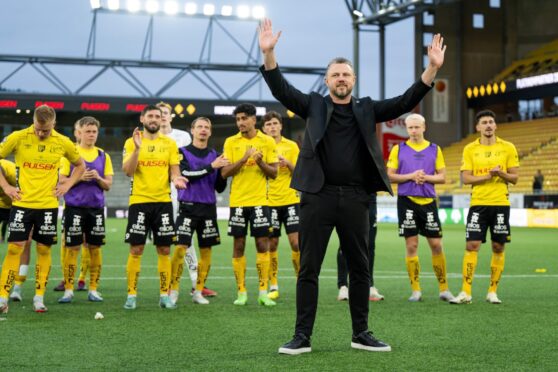 Elfsborg manager Jimmy Thelin waves goodbye to the fans in his final home game in charge. Image: Bildbyran