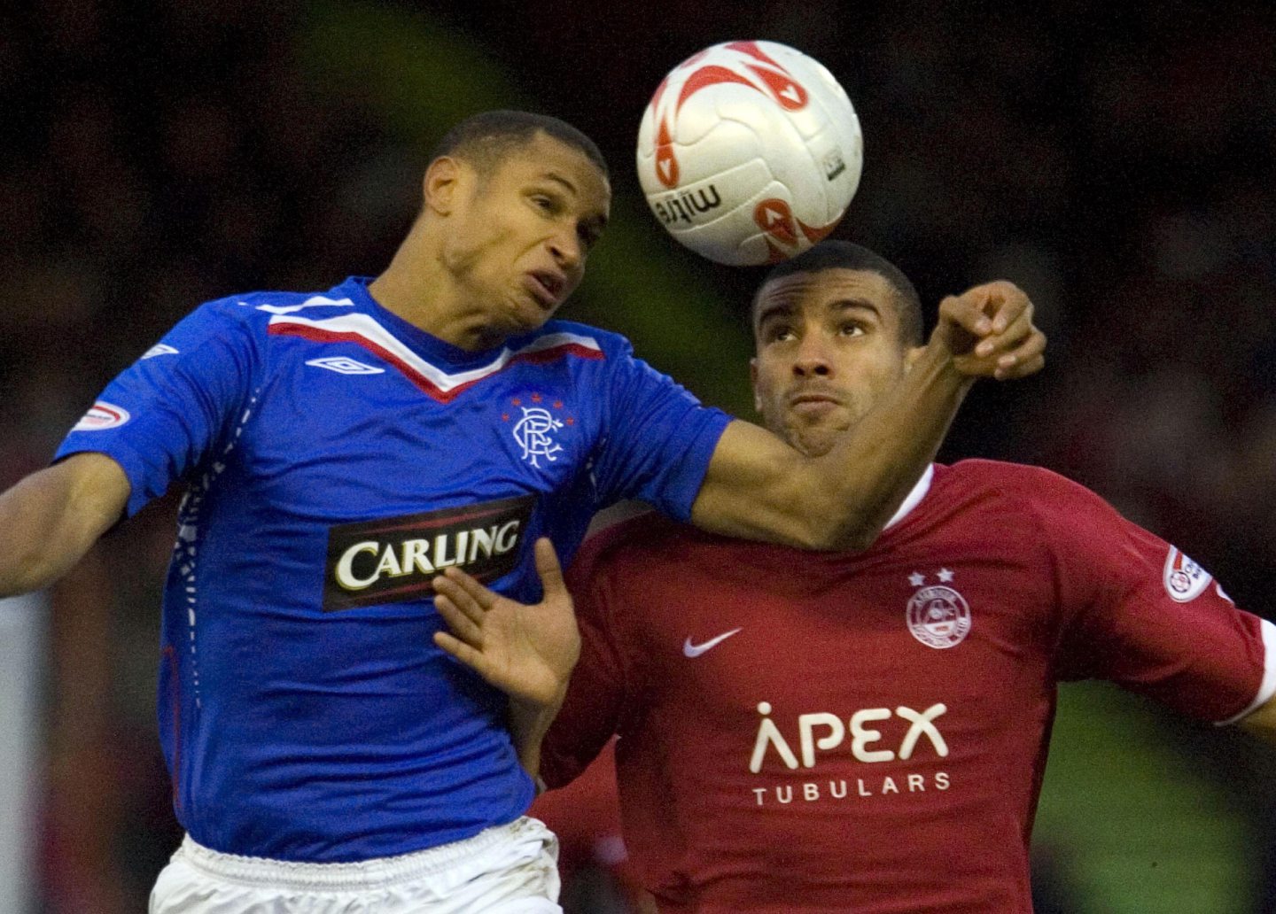 Aberdeen's Richie Byrne (right) battles with Rangers' Daniel Cousin. Image: PA 