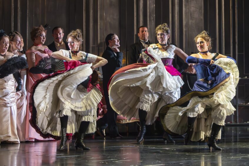 The dancers in La traviata.