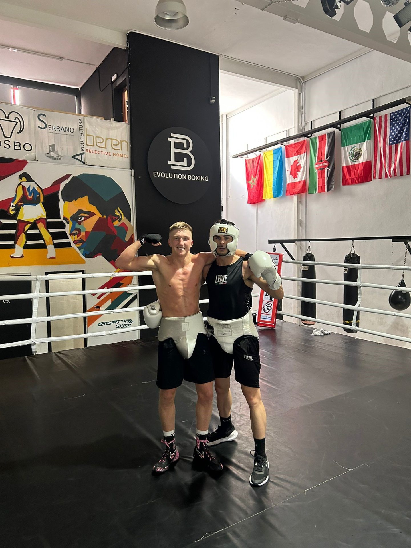 Aberdeen boxer Gregor McPherson (l) and European champion Juanfe Gomez . Image supplied by Gregor McPherson 