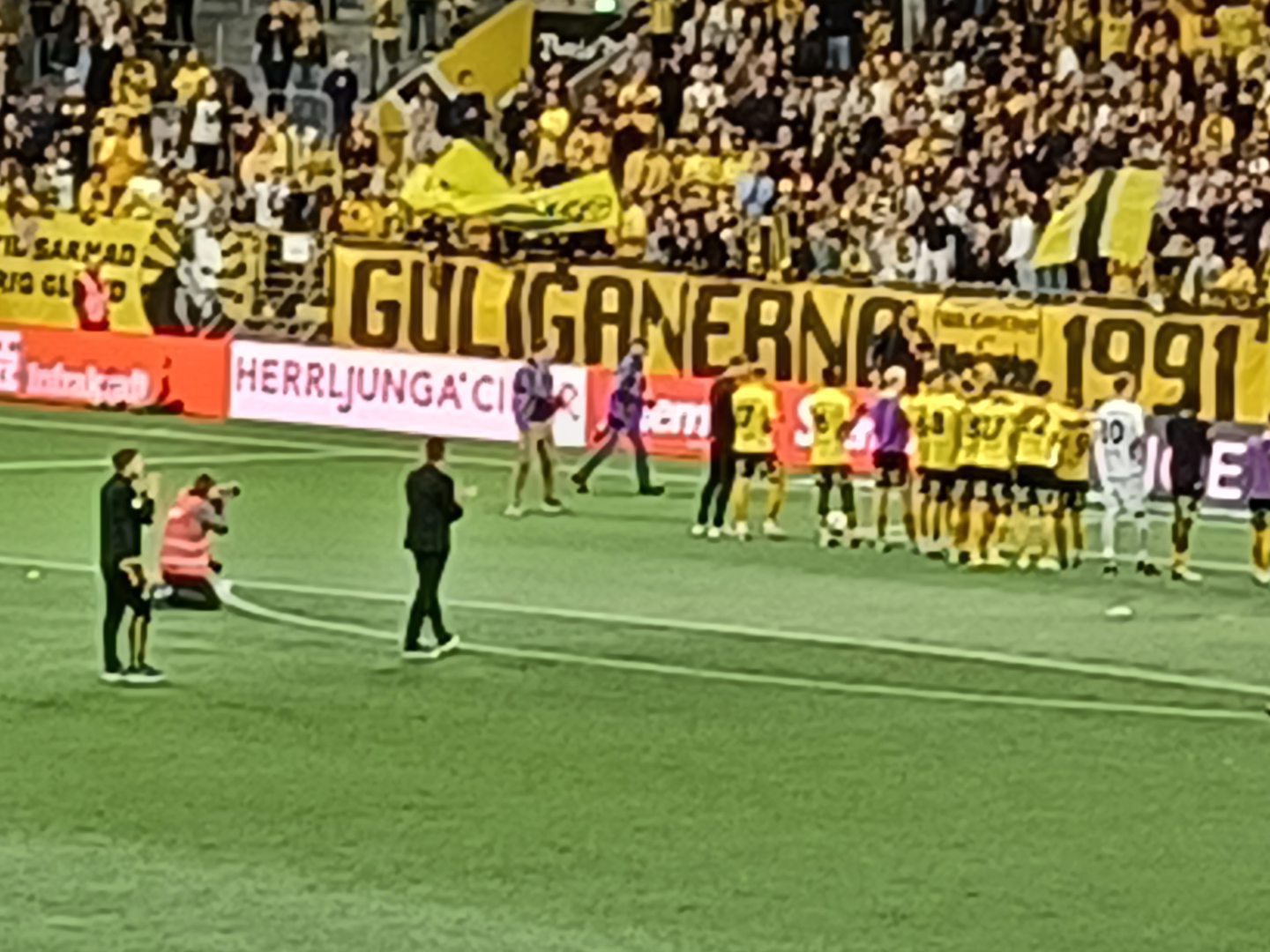 Thelin says farewell to Elfsborg fans after 2-0 defeat of Halmstad.